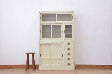アンティーク家具　☆アンティーク　ペンキの剥げたモールガラス食器棚(収納棚)