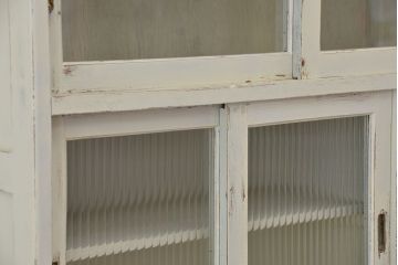 アンティーク家具　☆アンティーク　ペンキの剥げたモールガラス食器棚(収納棚)