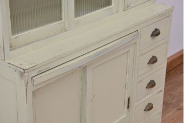 アンティーク家具　☆アンティーク　ペンキの剥げたモールガラス食器棚(収納棚)