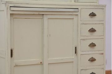 アンティーク家具　☆アンティーク　ペンキの剥げたモールガラス食器棚(収納棚)