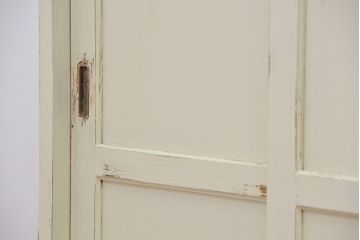 アンティーク家具　☆アンティーク　ペンキの剥げたモールガラス食器棚(収納棚)