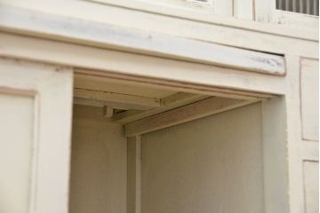 アンティーク家具　☆アンティーク　ペンキの剥げたモールガラス食器棚(収納棚)