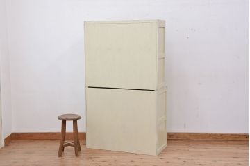 アンティーク家具　☆アンティーク　ペンキの剥げたモールガラス食器棚(収納棚)