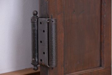 古民具・骨董　味わい深い自由蝶番の扉(ドア)