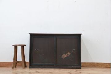 アンティーク家具　古民具・骨董　味わい深い絵画入り引き戸の時代収納棚(箪笥)