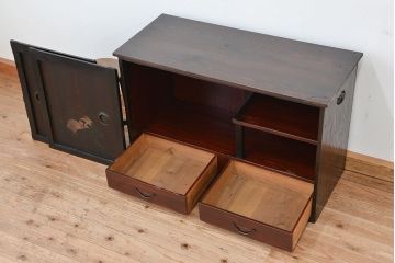 アンティーク家具　古民具・骨董　味わい深い絵画入り引き戸の時代収納棚(箪笥)