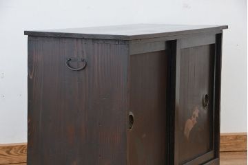アンティーク家具　古民具・骨董　味わい深い絵画入り引き戸の時代収納棚(箪笥)