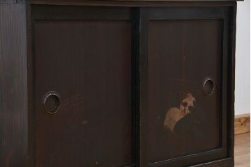 アンティーク家具　古民具・骨董　味わい深い絵画入り引き戸の時代収納棚(箪笥)