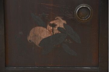 アンティーク家具　古民具・骨董　味わい深い絵画入り引き戸の時代収納棚(箪笥)