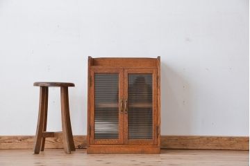 レトロ家具　昭和レトロ　古い木の小さなモールガラス収納棚(飾り棚、本箱)