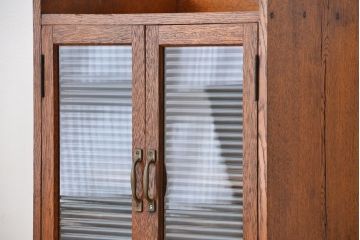 レトロ家具　昭和レトロ　古い木の小さなモールガラス収納棚(飾り棚、本箱)