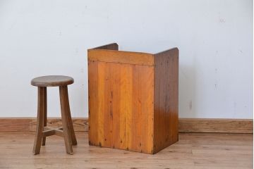 レトロ家具　昭和レトロ　古い木の小さなモールガラス収納棚(飾り棚、本箱)