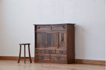 アンティーク家具　古民具・骨董　特注品黒柿孔雀杢と欅材の上質な茶箪笥(水屋箪笥、食器棚、収納棚)