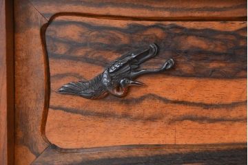 アンティーク家具　古民具・骨董　特注品黒柿孔雀杢と欅材の上質な茶箪笥(水屋箪笥、食器棚、収納棚)