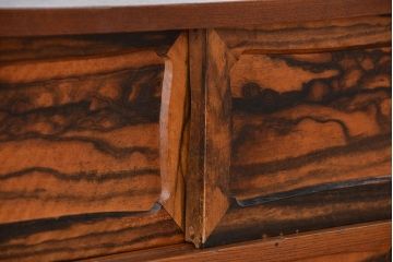 アンティーク家具　古民具・骨董　特注品黒柿孔雀杢と欅材の上質な茶箪笥(水屋箪笥、食器棚、収納棚)