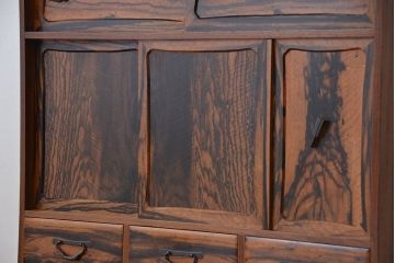 アンティーク家具　古民具・骨董　特注品黒柿孔雀杢と欅材の上質な茶箪笥(水屋箪笥、食器棚、収納棚)