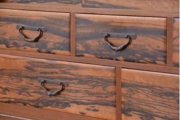 アンティーク家具　古民具・骨董　特注品黒柿孔雀杢と欅材の上質な茶箪笥(水屋箪笥、食器棚、収納棚)
