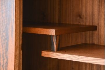 アンティーク家具　古民具・骨董　特注品黒柿孔雀杢と欅材の上質な茶箪笥(水屋箪笥、食器棚、収納棚)
