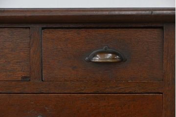 アンティーク家具　アンティーク　使い込まれた重厚なモールガラス入りサイドボード(収納棚、カウンターテーブル)