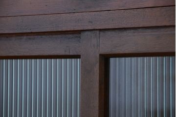 アンティーク家具　アンティーク　使い込まれた重厚なモールガラス入りサイドボード(収納棚、カウンターテーブル)