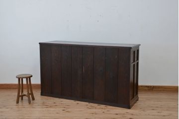 アンティーク家具　アンティーク　使い込まれた重厚なモールガラス入りサイドボード(収納棚、カウンターテーブル)