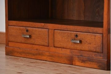 アンティーク家具　アンティーク　古い木の引き出し付き飾り棚(本棚)
