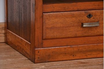 アンティーク家具　アンティーク　古い木の引き出し付き飾り棚(本棚)