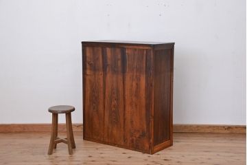 アンティーク家具　アンティーク　古い木の引き出し付き飾り棚(本棚)