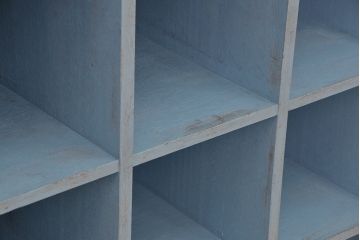 レトロ家具　昭和レトロ　古い木のアンティークペイントマス目棚(升目棚、飾り棚、陳列棚)