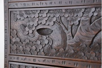 軽井沢彫り　中古　ビンテージ　桜の模様が美しい小振りなチェスト(箪笥・タンス)