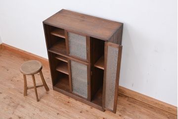 レトロ家具　アンティーク　結霜ガラス入りのレトロな収納棚(下駄箱)