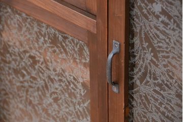 レトロ家具　アンティーク　結霜ガラス入りのレトロな収納棚(下駄箱)