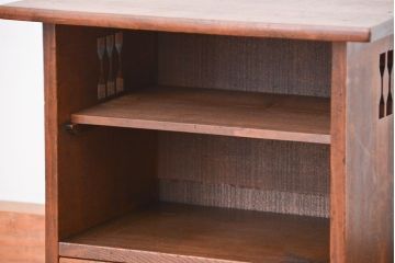 アンティーク家具　古民具・骨董　側面すかし彫りの小さな引き出し付き飾り棚