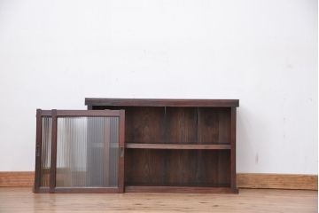 アンティーク家具　アンティーク　小振りなロータイプモールガラス収納棚(ローボード)