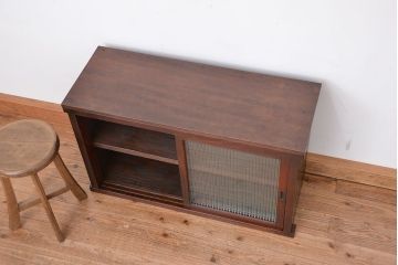 アンティーク家具　アンティーク　小振りなロータイプモールガラス収納棚(ローボード)