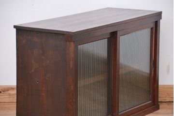 アンティーク家具　アンティーク　小振りなロータイプモールガラス収納棚(ローボード)