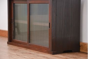 アンティーク家具　アンティーク　小振りなロータイプモールガラス収納棚(ローボード)