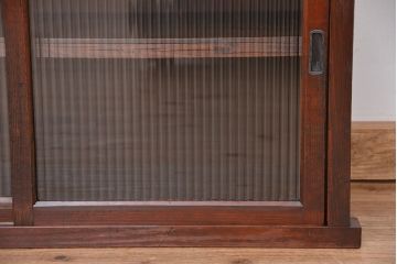 アンティーク家具　アンティーク　小振りなロータイプモールガラス収納棚(ローボード)
