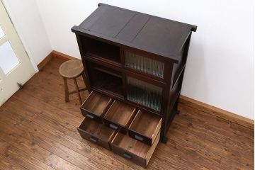 アンティーク家具　古民具・骨董 使い込まれたシックな収納棚(食器棚、飾り棚、茶箪笥)
