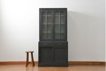 アンティーク家具　アンティーク ダイヤガラス入り シックな二段重ねペイント食器棚 (収納棚、カップボード、キッチンキャビネット)