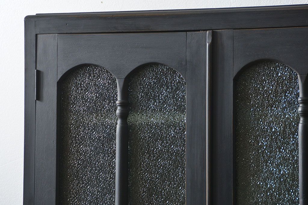 アンティーク家具　アンティーク ダイヤガラス入り シックな二段重ねペイント食器棚 (収納棚、カップボード、キッチンキャビネット)