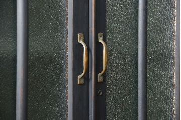 アンティーク家具　アンティーク ダイヤガラス入り シックな二段重ねペイント食器棚 (収納棚、カップボード、キッチンキャビネット)