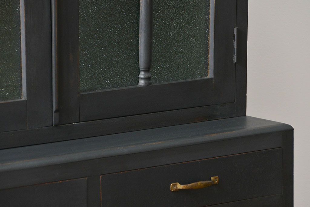 アンティーク家具　アンティーク ダイヤガラス入り シックな二段重ねペイント食器棚 (収納棚、カップボード、キッチンキャビネット)