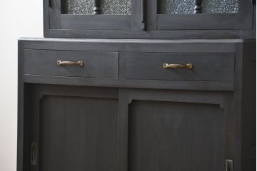 アンティーク家具　アンティーク ダイヤガラス入り シックな二段重ねペイント食器棚 (収納棚、カップボード、キッチンキャビネット)