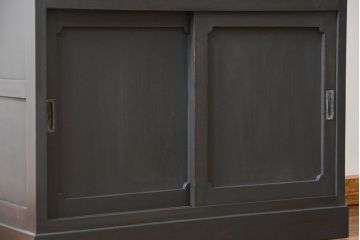 アンティーク家具　アンティーク ダイヤガラス入り シックな二段重ねペイント食器棚 (収納棚、カップボード、キッチンキャビネット)