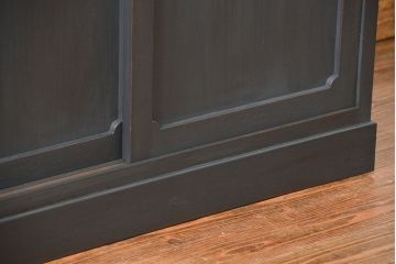 アンティーク家具　アンティーク ダイヤガラス入り シックな二段重ねペイント食器棚 (収納棚、カップボード、キッチンキャビネット)