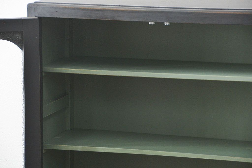 アンティーク家具　アンティーク ダイヤガラス入り シックな二段重ねペイント食器棚 (収納棚、カップボード、キッチンキャビネット)