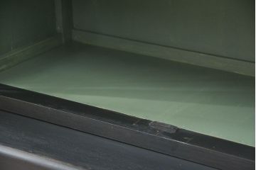 アンティーク家具　アンティーク ダイヤガラス入り シックな二段重ねペイント食器棚 (収納棚、カップボード、キッチンキャビネット)