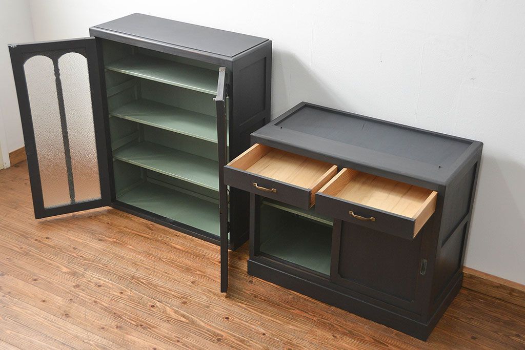 アンティーク家具　アンティーク ダイヤガラス入り シックな二段重ねペイント食器棚 (収納棚、カップボード、キッチンキャビネット)