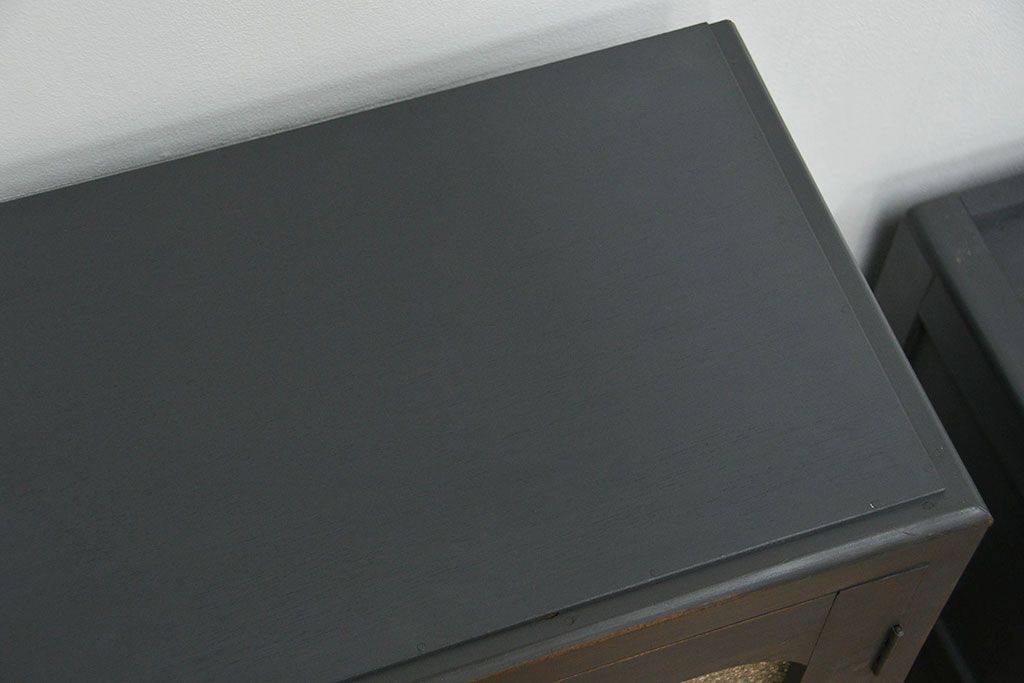 アンティーク家具　アンティーク ダイヤガラス入り シックな二段重ねペイント食器棚 (収納棚、カップボード、キッチンキャビネット)